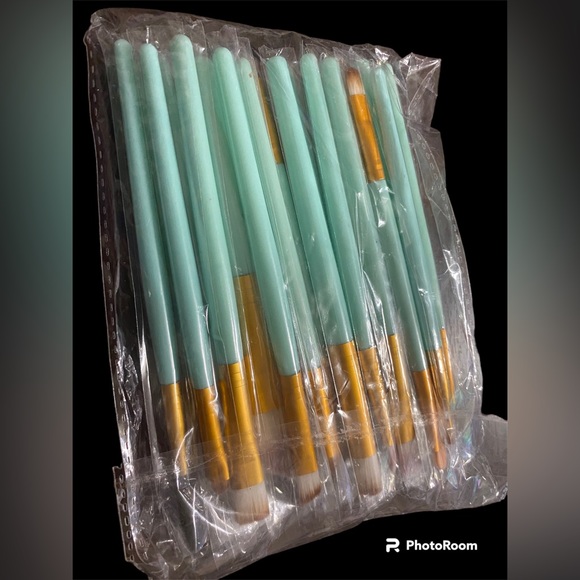 Makeup Lot (4 items) - Picture 8 of 9